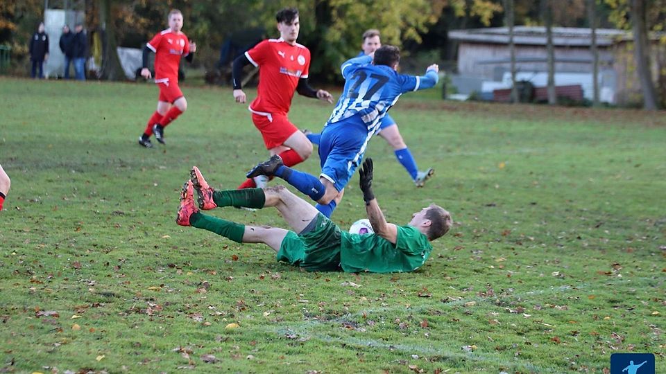 Immenbecks Schlussmann Patrick Vieweger holt Matthias Stüven von den Beinen. Den fälligen Elfmeter parierte er dann.