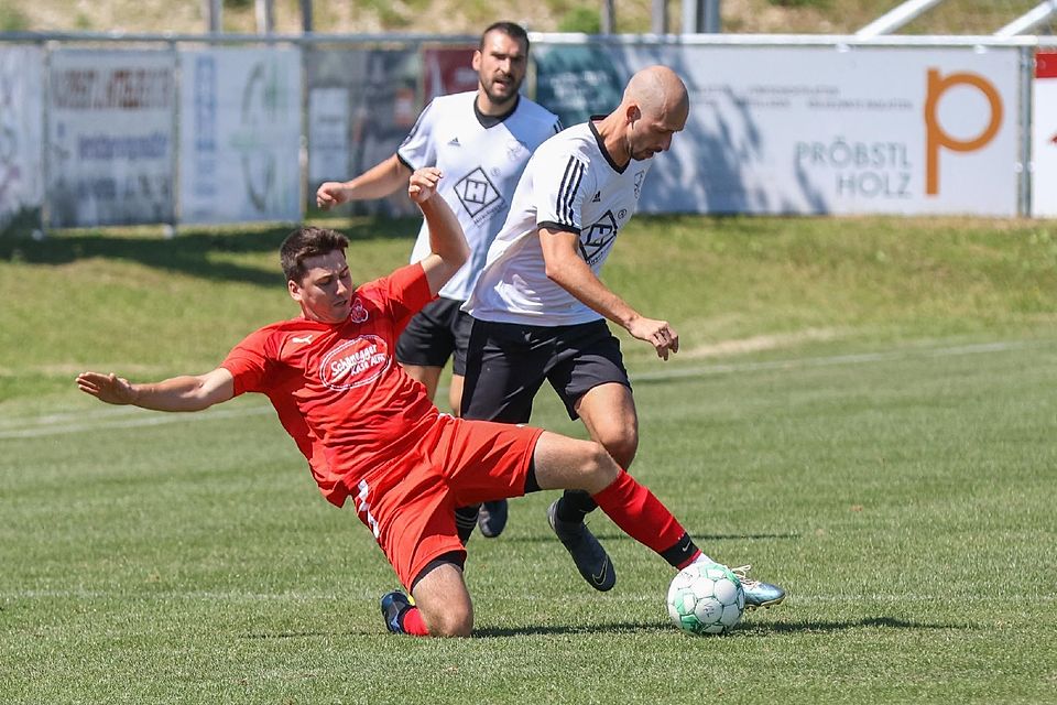Die Punkte abgenommen hat der TSV Steingaden (in Rot, hier Magnus Kempter) dem VfL Denklingen II (hier Maximilian Kotz).