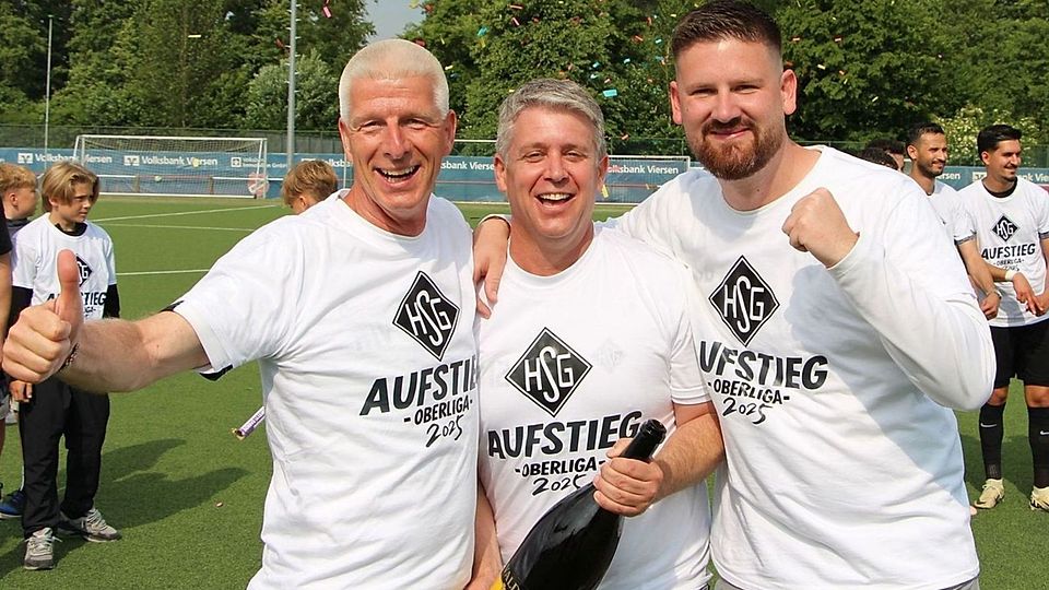Feier ausgelassen den Aufstieg (von links): Michael Volz, Ingo Zimmermann und Simon Büttgenbach. 