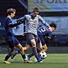 Matchwinner beim 3:2-Sieg des SV Gammelsbach in Michelstadt war Doppeltorschütze Kevin Büxler (Mitte), der sich in dieser Szene gegen die VfL-Akteure Luca Adrian (links) und Paul Witmaier (rechts) behauptet.