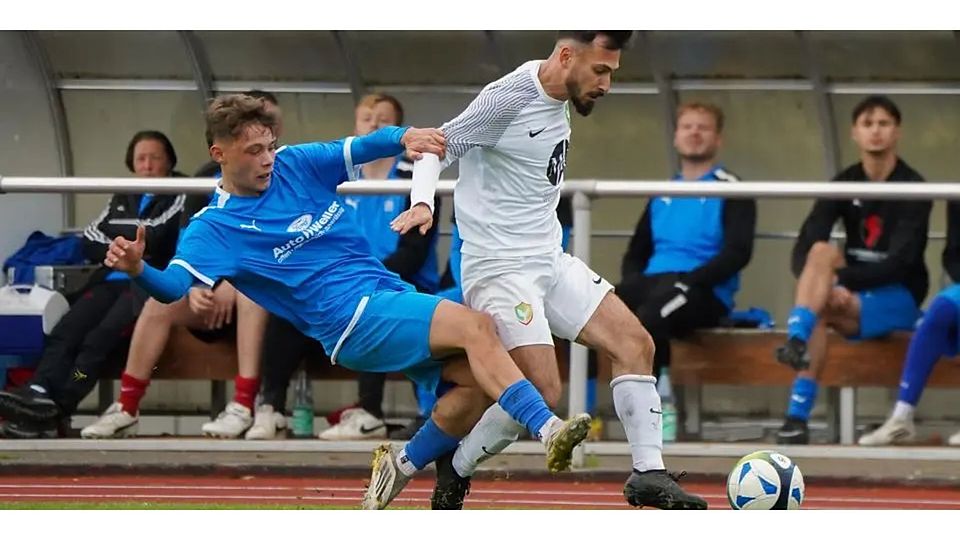 Beherzter Zweikampf, umkämpftes Duell: Oguzhan Cekici (r.) und seine Mitstreiter von Amedspor Wetzlar müssen Lukas Walther und Co. vom RSV Büblingshausen am Ende einen Punkt überlassen. © Isabel Althof