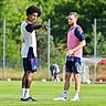 Eine der Attraktionen der neuen Regionalliga-Saison: Bayern-Amateure Coach Dante (li.), hier im Gespräch mit Benno Schmitz.