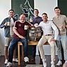 Ein Prosit auf das Jubiläum. Hinten von links: Michael Steimle (Schiedsrichterausschuss), Markus Teufel (Schiedsrichterobmann), Philipp Baur (stellvertretender Obmann). Vorne von links: Wolfgang Ottmar (Bezirksvorsitzender Nordschwarzwald) und Philipp Herbst (WFV-Beisitzer im VSRA).