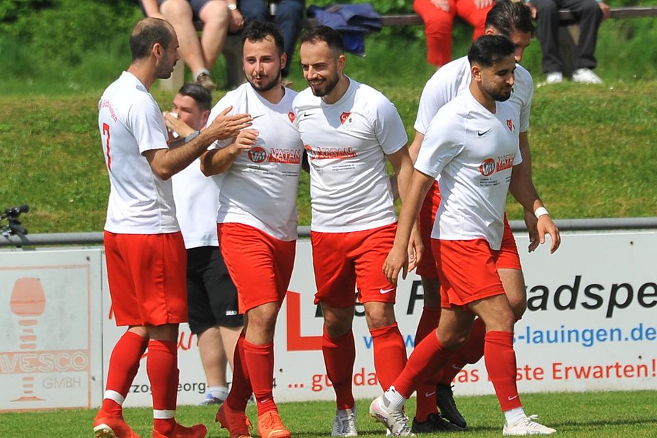 Nicht Schwarz-Gelb, sondern Rot-Weiß triumphierte beim Lauinger Stadtderby. Hier feiert Türk Gücü die 1:0-Führung durch Timur Cukur (Zweiter von links). Am Ende stand es 3:1 für die Türken.