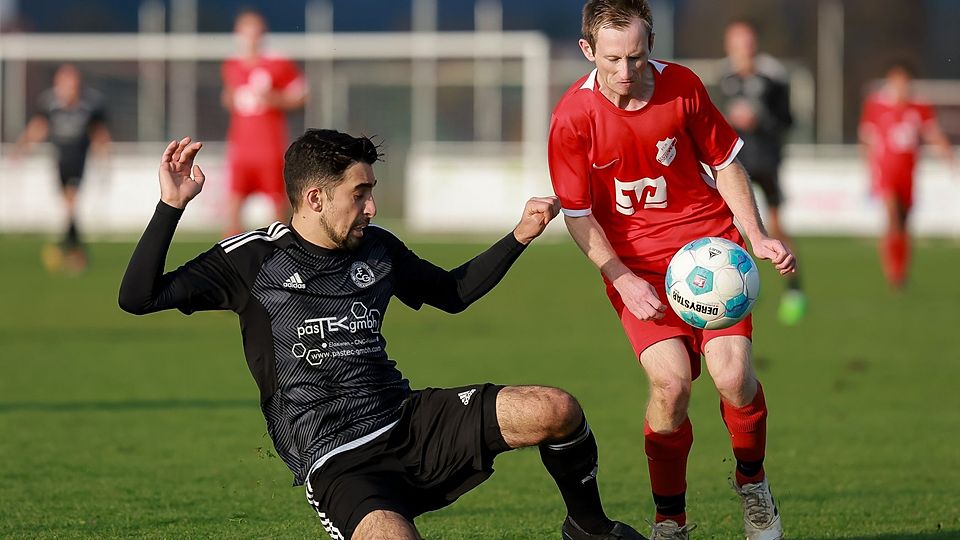 Umkämpfte Partie: Tobias Kruber (rechts) und der FC Rennertshofen trennten sich Oguzhan Halici und dem FC Gerolsbach mit einem Remis. 