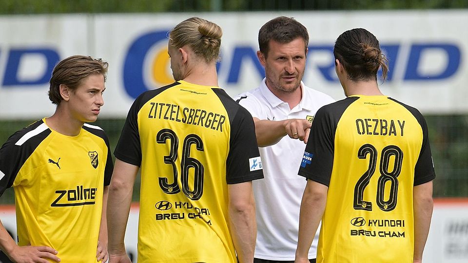 Geht ins vierte Jahr als Trainer der DJK Vilzing: Josef Eibl (weißes Jersey).