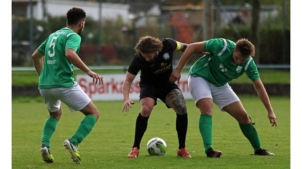 Die Suche nach dem Ball: Nibelunge Max Selzer (rechts) und Celtic-Spielführer Marcel Edel liefern sich im Spitzenspiel ein verbissenes Duell.	Foto: BilderKartell/Christine Dirigo