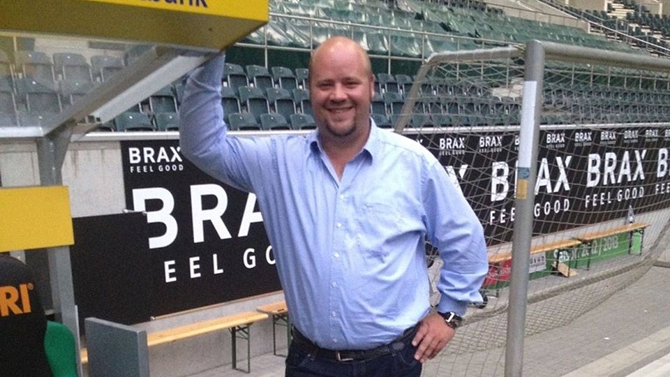 Schnuppern bei den Großen: Rojs Trainer Björn Dreß neben der Trainerbank von Borussia Mönchengladbach. Foto: privat
