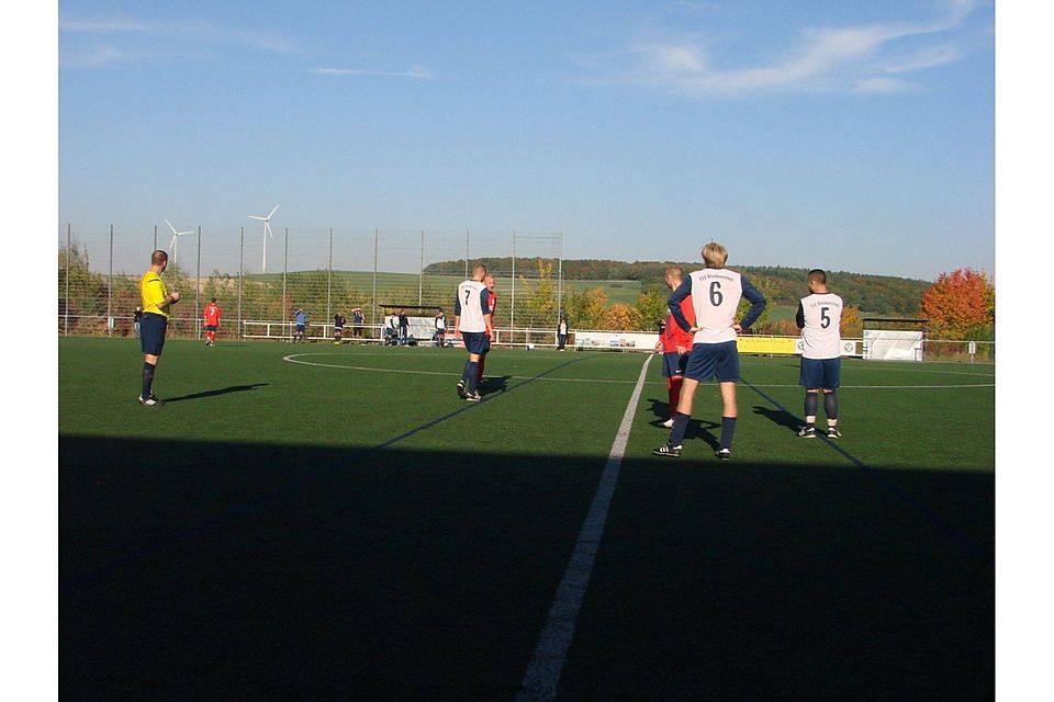 Bleidenstadts Zweite (helle Trikots, bei einem früheren Spiel in Breithardt)  verliert am Sonntag in Eltville.  Archivfoto: Christian Schulze