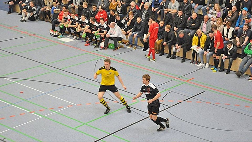 Ungewohnte Perspektiven bieten sich von der Empore der neu renovierten Meitinger Ballspielhalle. Am Sonntag werden sich dabei wie im Vorjahr der TSV Neusäß (rechts Philipp Scherer) und der TSV Gersthofen (links Christoph Wagemann) vor großer Kulisse gegenüberstehen.  Foto: Oliver Reiser