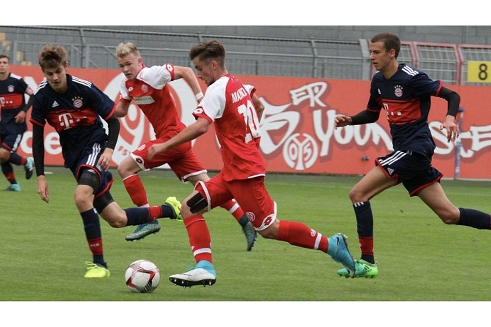 Schnell unterwegs: Der 05er Nils Lihsek (Mitte) läuft an Bayern-Spieler Josip Stanisic vorbei. Lihsek hatte auch die erste Mainzer Chance im Spiel.