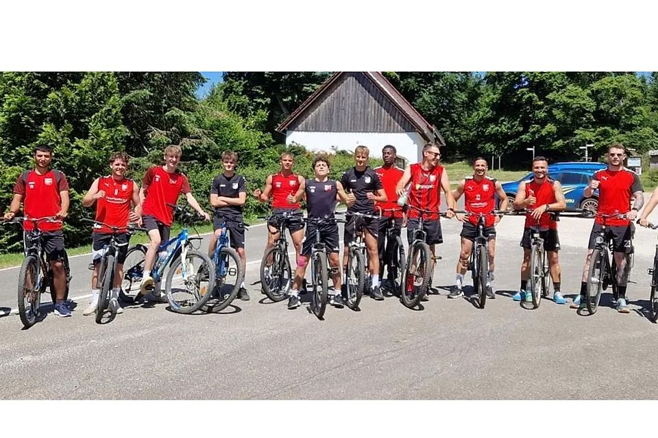 Bereit für die Fahrradtour in den Binger Wald: Die Hassia-Fußballer mussten zum Start in die Vorbereitung auf die Bezirksliga-Saison ziemlich strampeln.