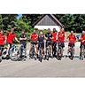 Bereit für die Fahrradtour in den Binger Wald: Die Hassia-Fußballer mussten zum Start in die Vorbereitung auf die Bezirksliga-Saison ziemlich strampeln.