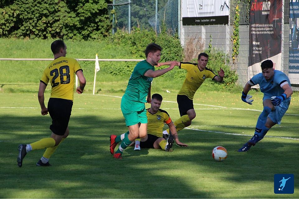 Der Sieg unter der Woche in Vohenstrauß hat dem FC Amberg (in Gelb) gut getan.