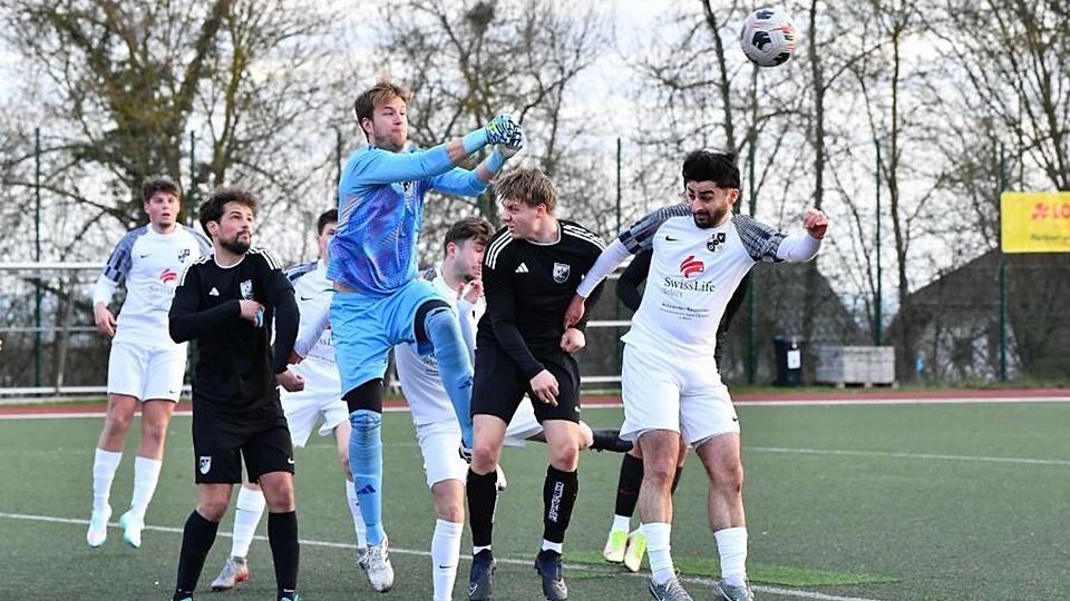 Der Laubenheimer Torwart Nico Mock (blaue Kleidung) klärt den Ball im Spiel gegen den SV Ober-Olm.	Foto: Kristina Schäfer