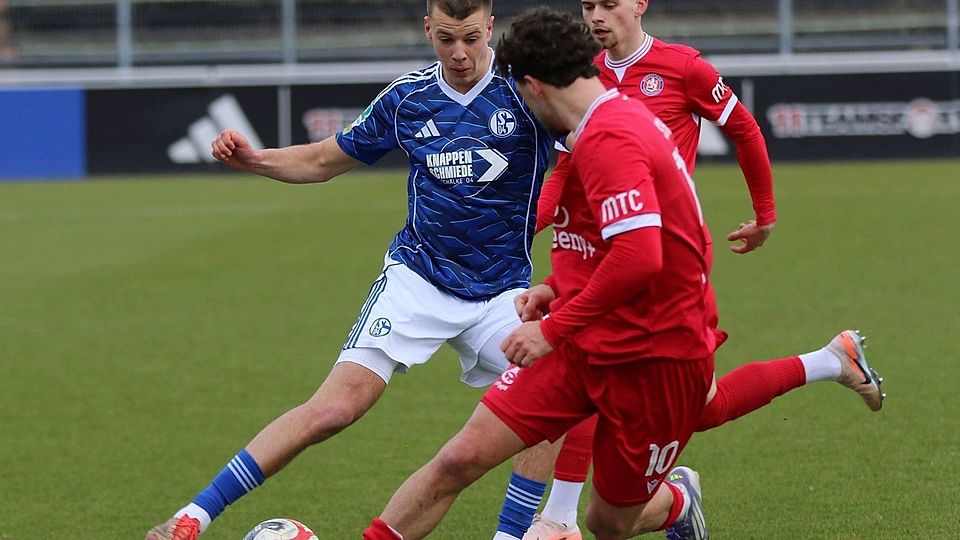 Die Zweite des FC Schalke lässt sich an der Tabellenspitze nicht abschütteln.