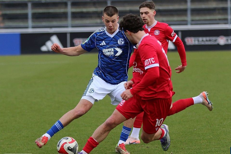 Die Zweite des FC Schalke lässt sich an der Tabellenspitze nicht abschütteln.