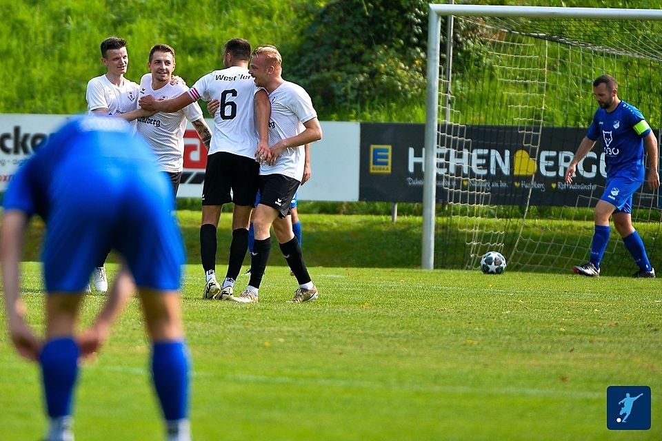 Michell Stark (zweiter von links im weißen Trikot) und Daniel Maier (rechts) halten der DJK Passau West die Treue 