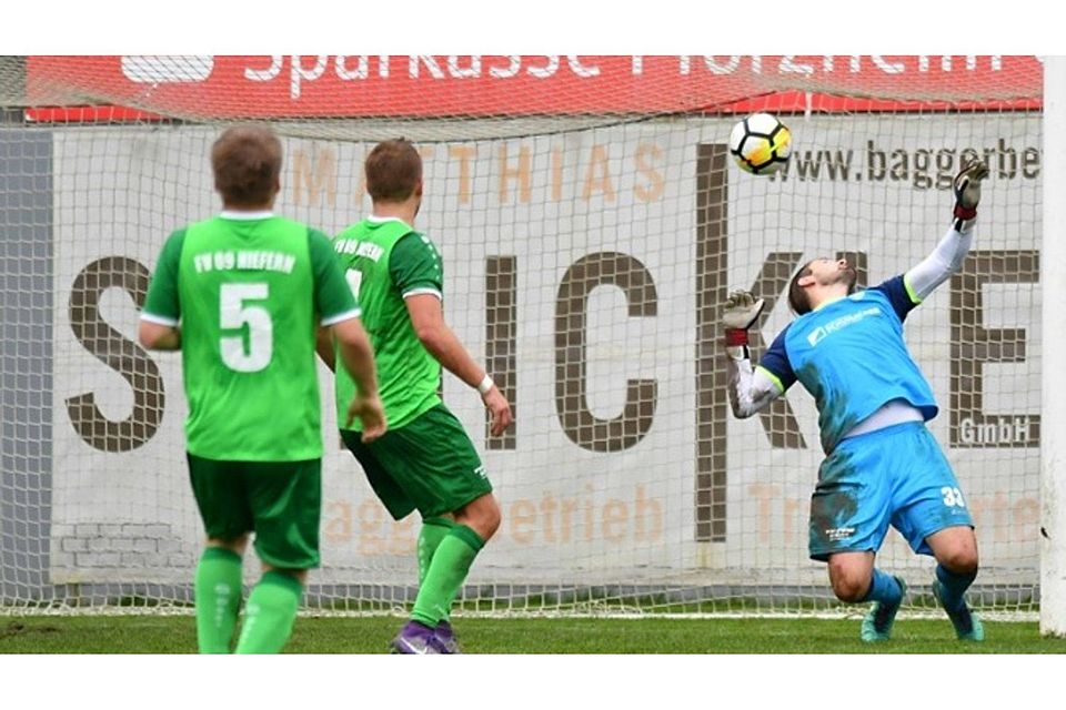 Denis Baral im Nieferner Tor streckt sich vergebens: Der Ball landet zum Nöttinger 1:0 im Netz. Foto: Hennrich