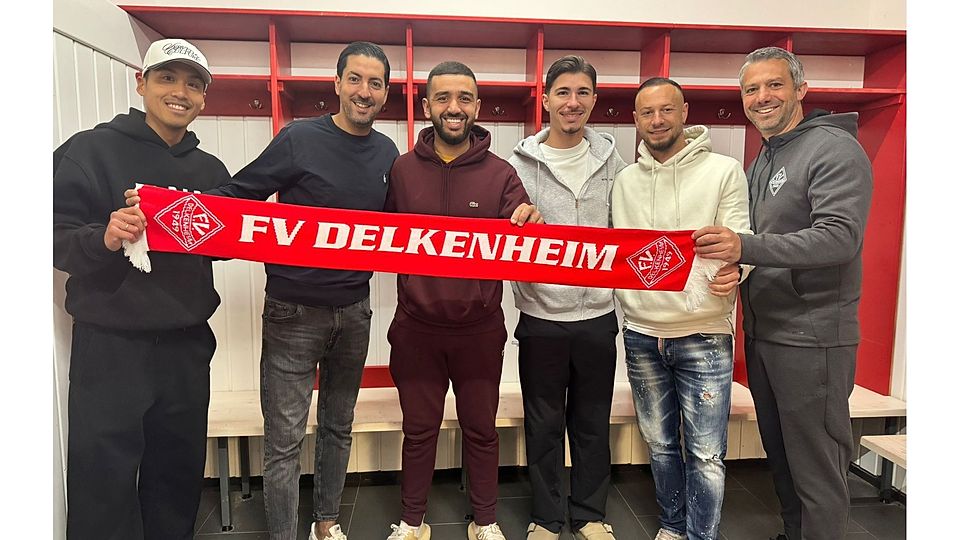 Ilias Amallah (Mitte) läuft künftig für den FV Delkenheim auf. 