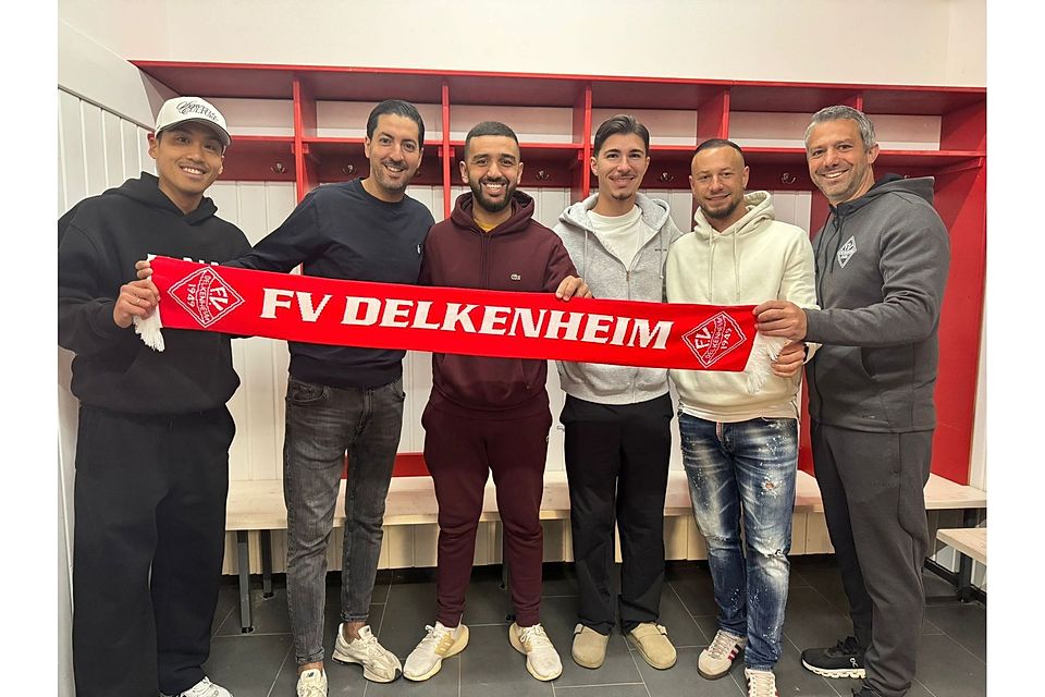 Ilias Amallah (Mitte) läuft künftig für den FV Delkenheim auf. 