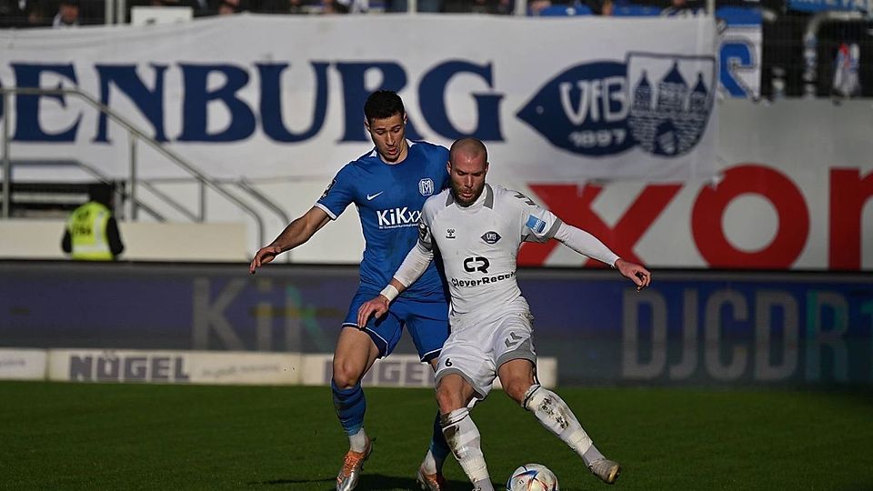 Lukas Mazagg (im blauen Trikot, hier im Nord-Derby gegen Oldenburg) hat sich in der Innenverteidigung der Meppener einen Stammplatz erkämpft.