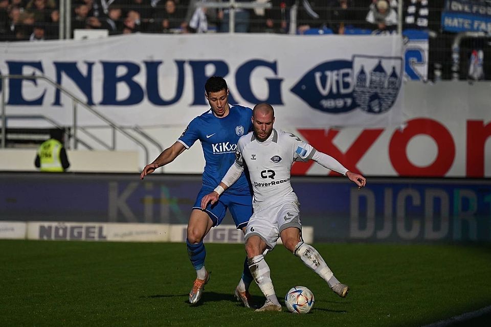 Lukas Mazagg (im blauen Trikot, hier im Nord-Derby gegen Oldenburg) hat sich in der Innenverteidigung der Meppener einen Stammplatz erkämpft.