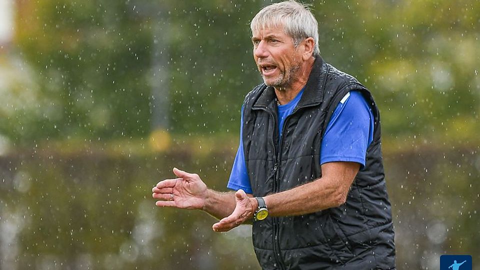 Uwe Krähling vom Trainerteam des SV Schopfheim feuert seine Mannschaft an.