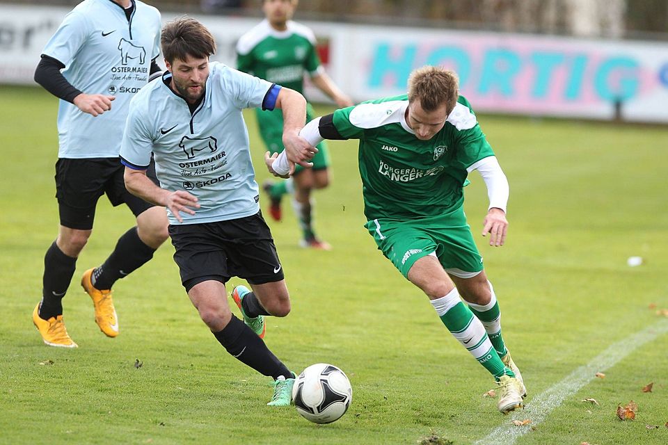 Der TSV Velden (in blau) hat sich nach zehn sieglosen Partien beim FC Gerolfing mit 2:1 durchgesetzt. F: Meyer