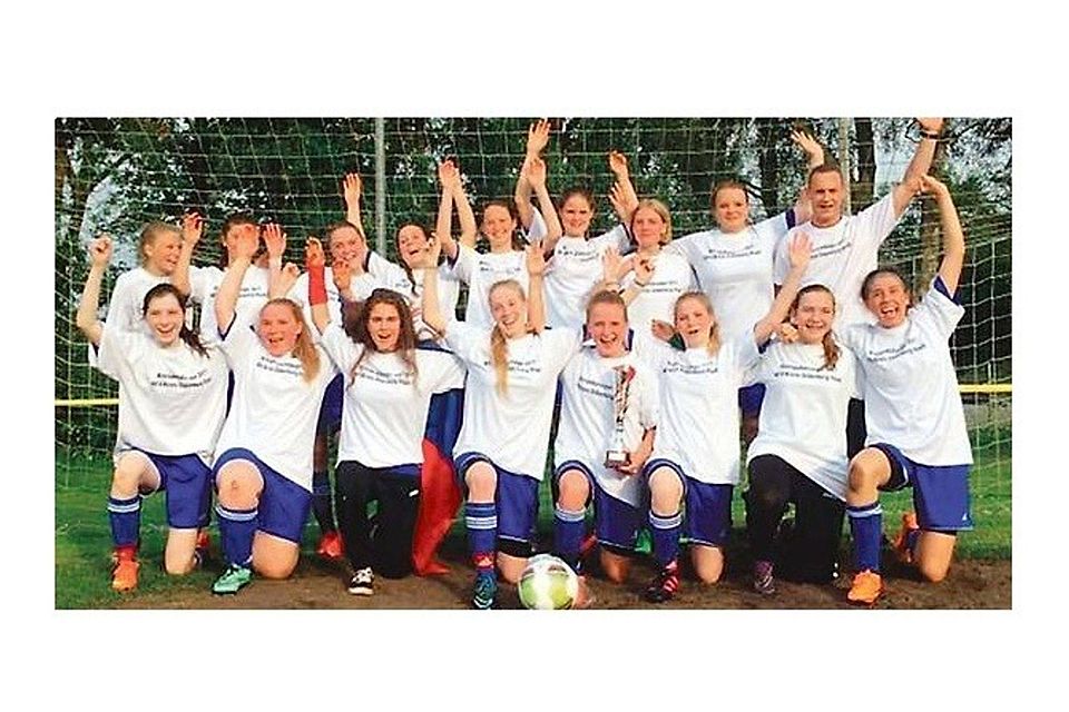 Bejubelten die erfolgreiche Titelverteidigung: Die B-Mädchen  des VfL Stenum wurden am Donnerstag Fußball-Kreispokalsieger – und machten ihrem Trainer Maurice Kulawiak (hinten rechts) damit ein schönes Abschiedsgeschenk. Verein
