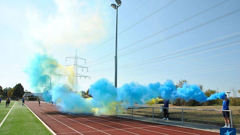 Blau-gelben Pyro-Rauch zur Unterstützung von Willy Wacker Hechtsheim wird es zur kommenden Saison in der C-Klasse geben. 