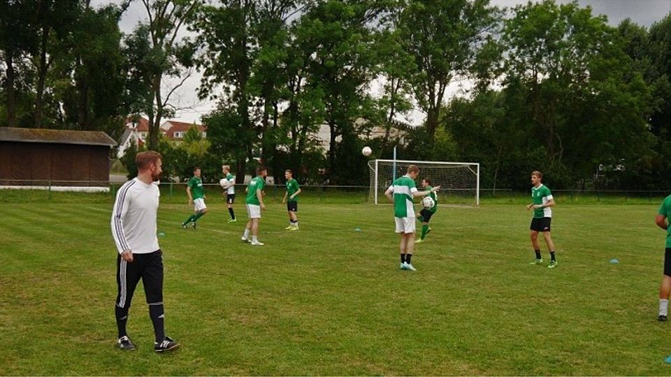 Training im Leutzscher Holz: Neu-Coach Jens Wuttke (im Vordergrund) bereitet seine Jungs auf den Saisonstart beim KSC 1864 Leipzig vor.  Foto: Vereinsarchiv BSG Chemie U23