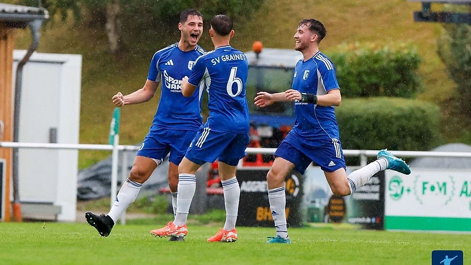 Niklas Bösl (1.v.l.) erzielte beim heutigen Auswärtssieg gegen Oberpolling einen Doppelpack per Kopf und war somit maßgeblich beteiligt am Graineter Erfolg.