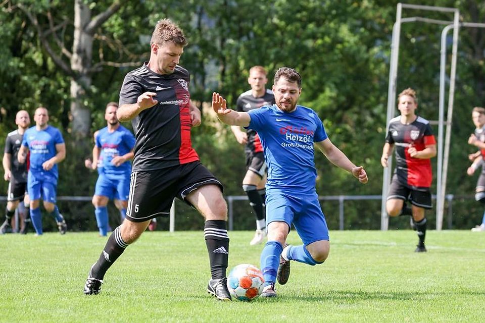 Felix Weimar (links) und der KSV Reichelsheim sind dank eines ungefährdeten 6:1-Erfolgs gegen den TSV Hainstadt (mit Shemuz Aluz) in die zweite Runde des Odenwälder Kreispokals eingezogen. 