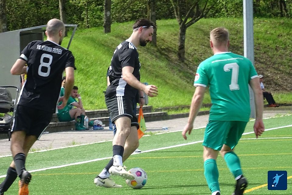 Der VfL Fontana Finthen II mit dem dreifachen Torschützen Emilio Doleschy (Mitte) feierte einen Kantersieg gegen den SV Alemannia Waldalgesheim II.