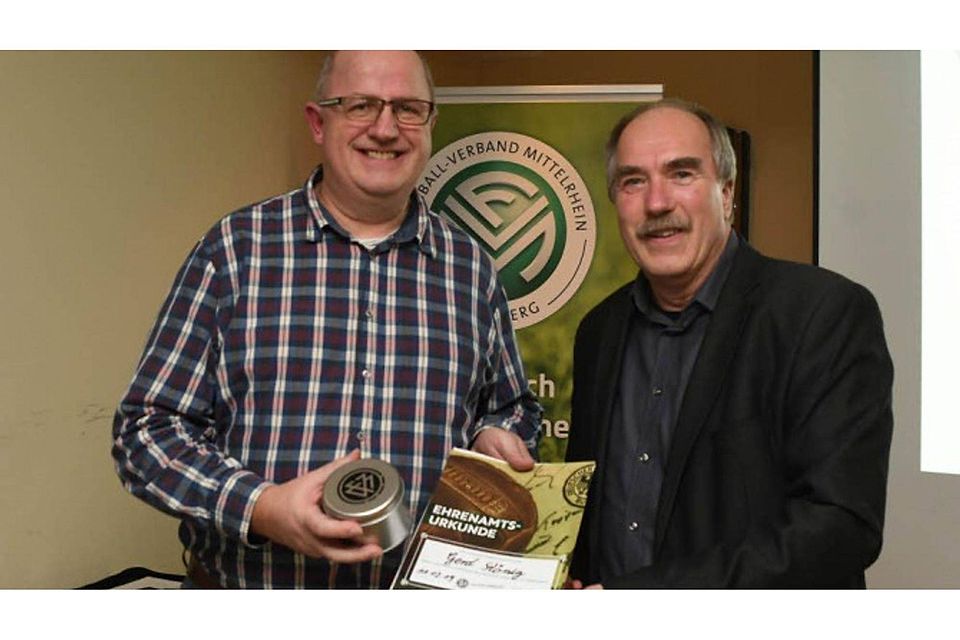 Jürgen Liehn, der Stellvertretende Vorsitzende des Fußballktreises Berg (rechts), nahm die Ehrung von Gerd König vom SV Bechen vor, der sich ehrenamtlich engagiert. Foto: Holger Plum