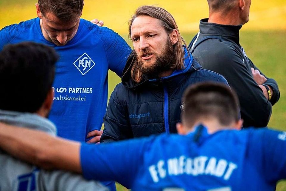 Trainer Florian Heitzmann (rechts) im Kreis seiner Spieler: „Wir werden unseren nachhaltigen Weg konsequent weitergehen.“