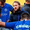 Trainer Florian Heitzmann (rechts) im Kreis seiner Spieler: „Wir werden unseren nachhaltigen Weg konsequent weitergehen.“