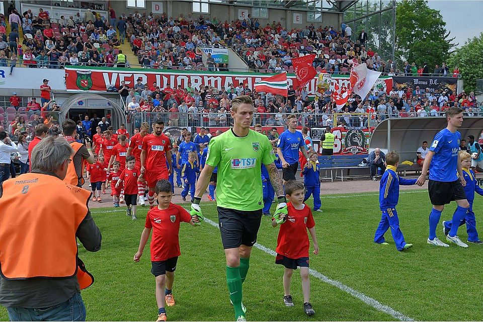Große Kulisse garantiert: Auch kommende Saison wird der VfR Wormatia, vorne Torwart Tim Paterok, den 1. FC Saarbrücken als Gast begrüßen dürfen.
