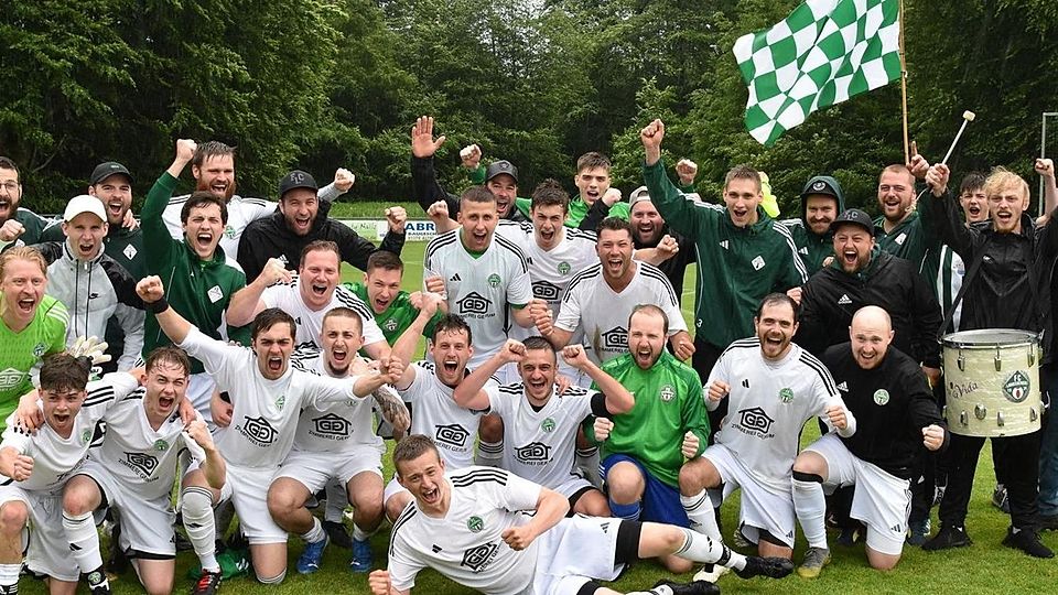 Der FC Landsberied feiert den Klassenerhalt