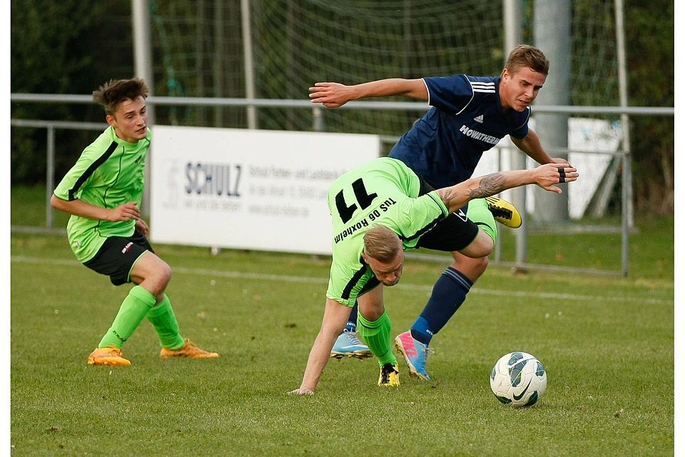 Dazwischen geworfen und den zwischenzeitlichen Anschluss erzielt: Roxheims Torschütze Oliver Henning (vorne). Dazwischen geworfen und den zwischenzeitlichen Anschluss erzielt: Roxheims Torschütze Oliver Henning (vorne).