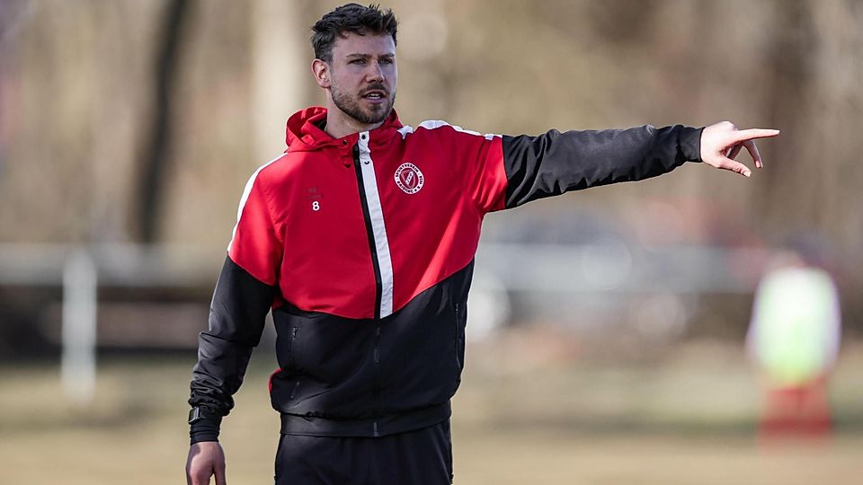 Fußball Saison 2024/25 Bezirksliga SV Raisting Trainer JOhannes Franz im Heimspiel gegen den TSV Gilching am 9. März 2025