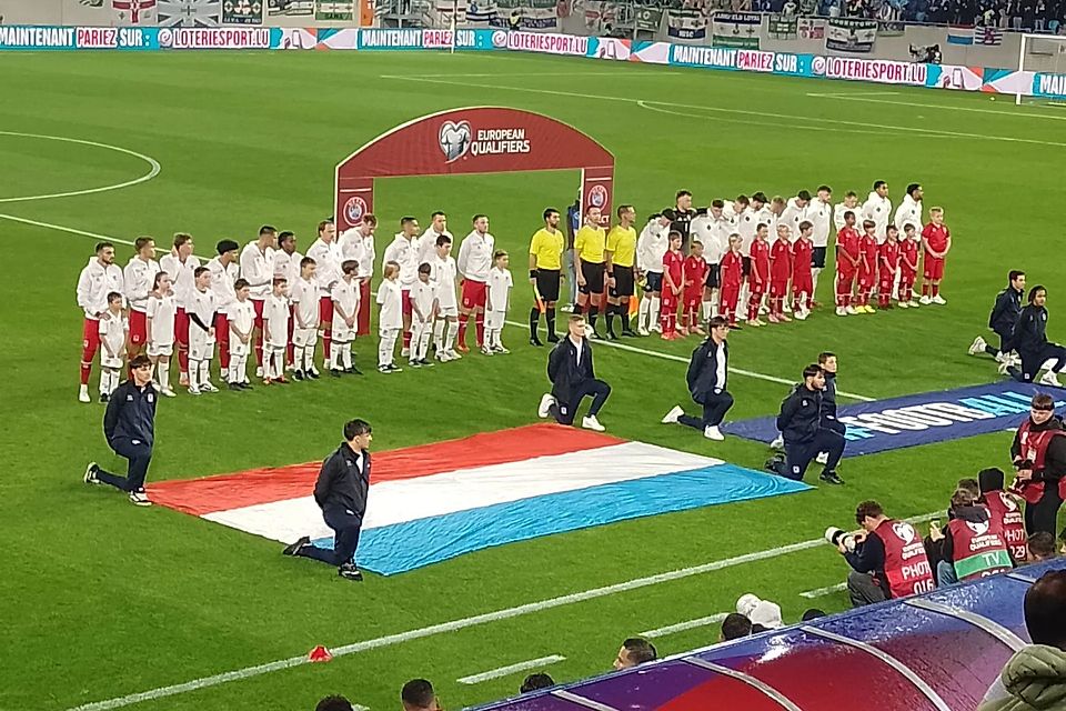 Beide Teams vor dem Anstoß 
