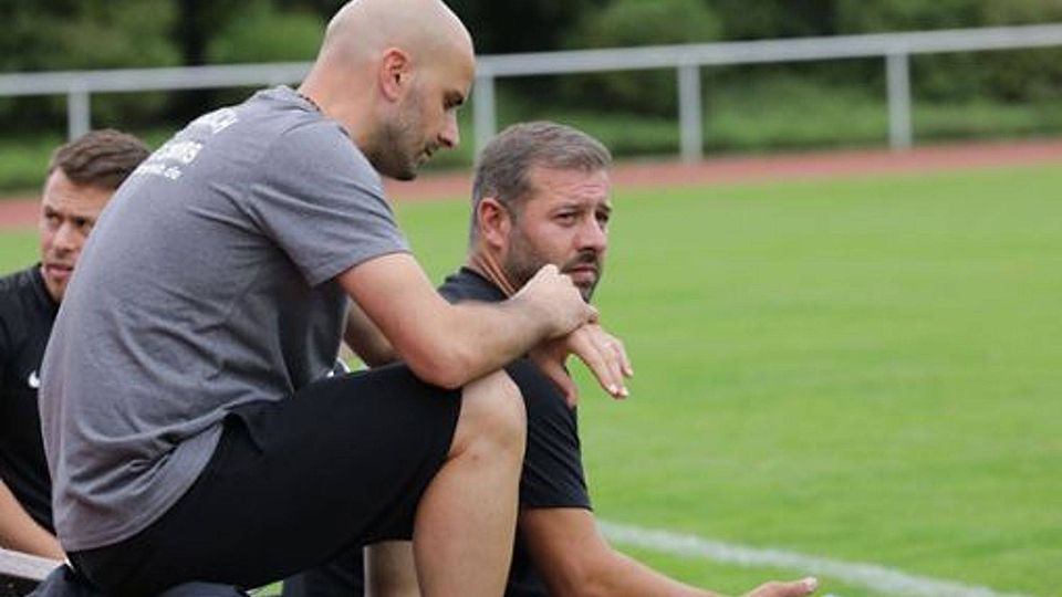 Warten auf den ersten Saisonsieg: Der Fellbacher Cheftrainer Giuseppe Greco mit dem Assistenztrainer Ioannis Tsapakidis (rechts) und Koray Yildziz (links).