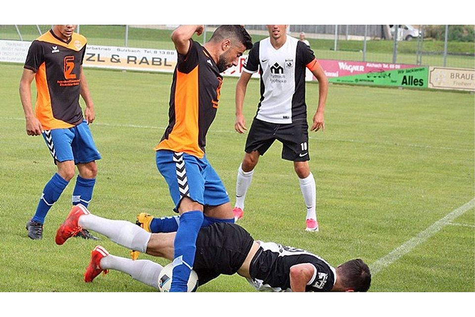 Eine gefühlte Bauchlandung gab es für den TSV Meitingen mit Kapitän Fabian Wolf (hinten) in Ecknach.  Foto: Hans Eberle