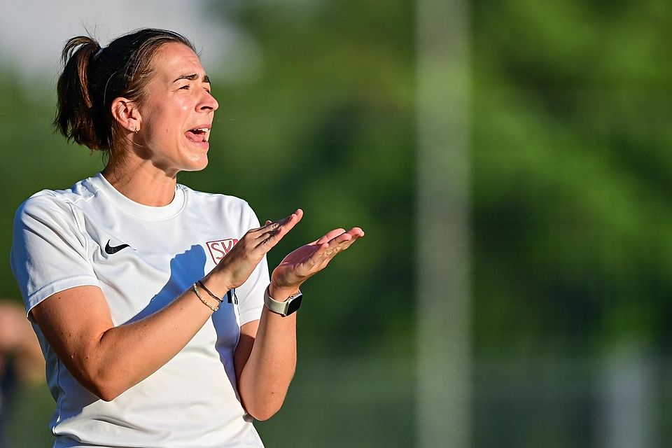 Beifall fürs Team: Heimstettens Trainerin Sarah Romert ist „mega zufrieden mit der Teamleistung – vor allem in der zweiten Halbzeit.“