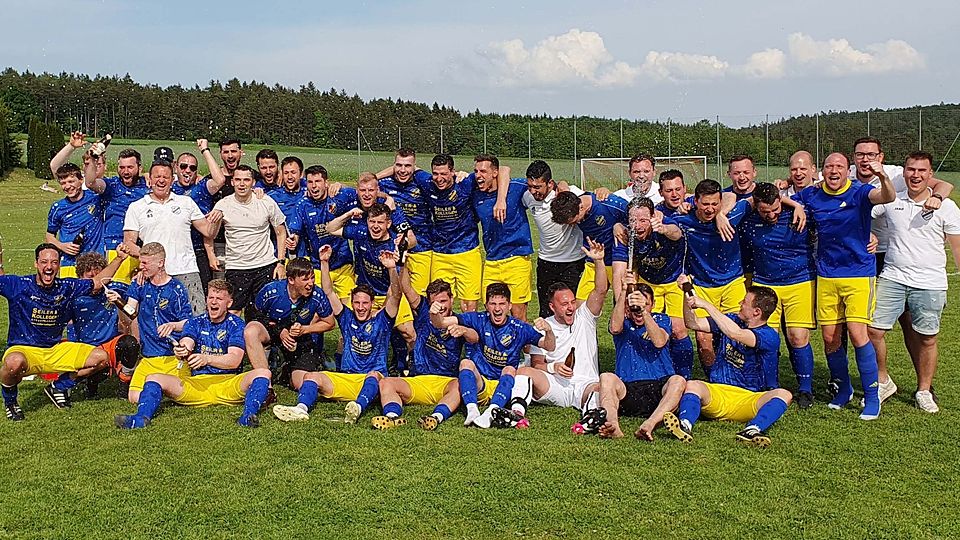 Nach dem 1:1 gegen die SG FSV Buchdorf/Daiting haben die Holzkirchener ausgelassen gefeiert. Der SVH kehrt dadurch als Meister der Kreisliga Nord in die Bezirksliga zurück.