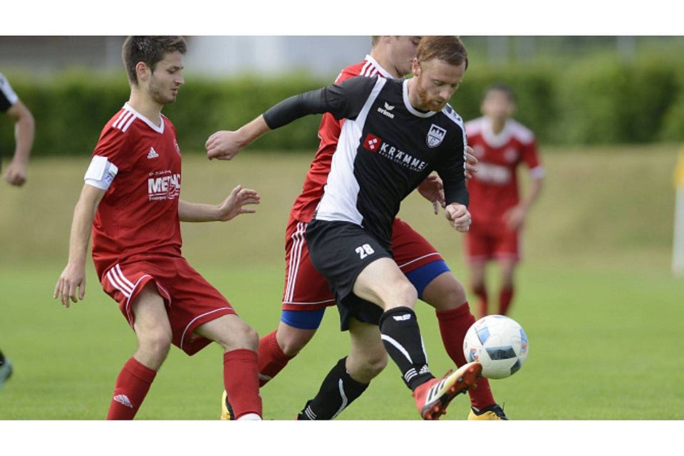 Unterschiedliche Zielsetzungen: Während Fabian Radosevic (li.) mit den FF Geretsried die Tabellenführung verteidigen will, geht es für den TuS II mit Christian Sacher (am Ball) um Wiedergutmachung. hans lippert
