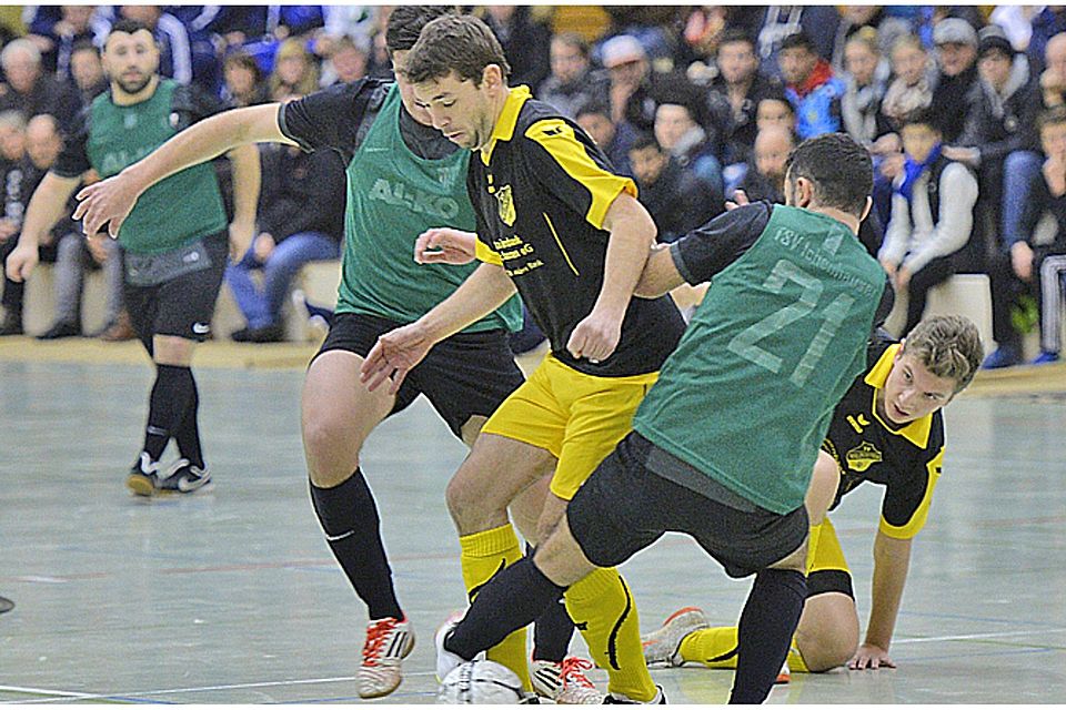 Ein tolles Duell lieferten sich der SV Waldstetten (in gelb-schwarz) und Türk Spor Ichenhausen. Am Ende hatte der Kreisligist die Nase knapp vorn.  Foto: Ernst Mayer