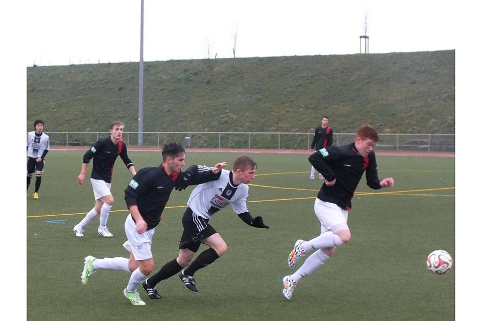 Sebastian Burg (FC Rheinsüd) auf dem Weg zum 3:1